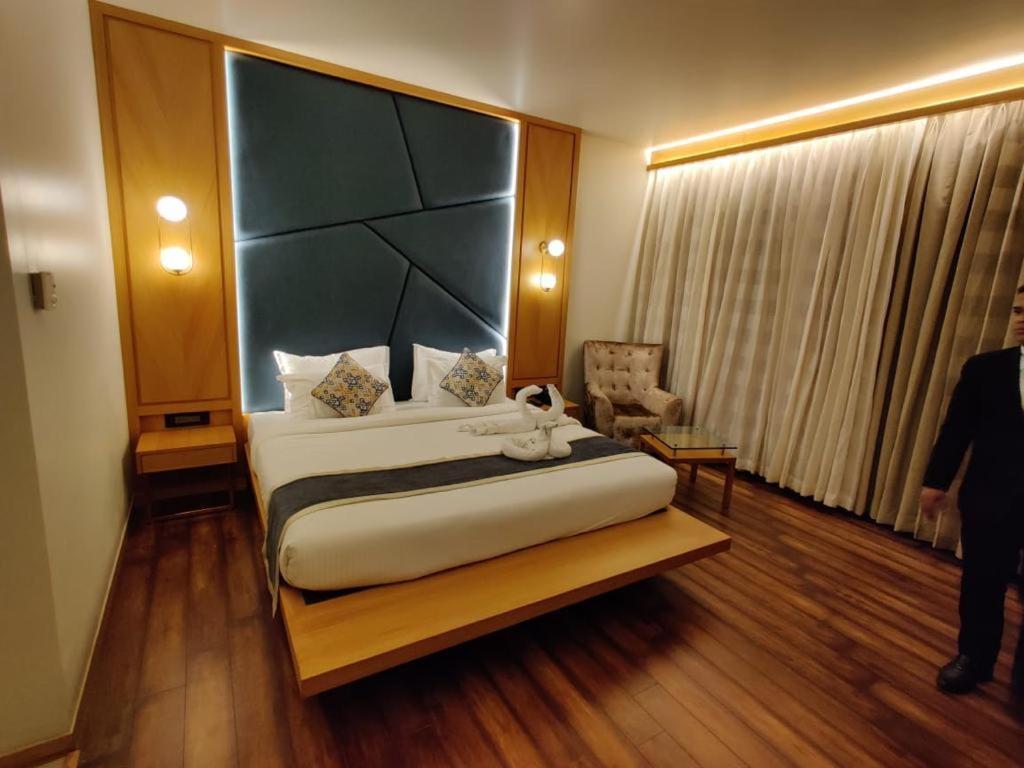 Krishna Palace Hotel Mumbai Exteriör bild