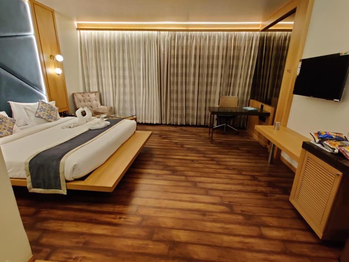 Krishna Palace Hotel Mumbai Exteriör bild